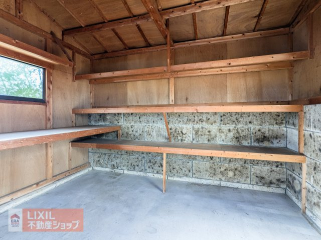 建物裏には倉庫があり、アウトドア用品やタイヤ等の大型用品を保管することができます！