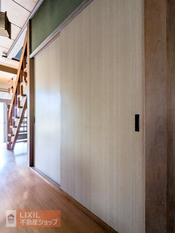 廊下にも収納スペースが設けられています♪