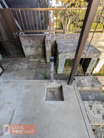 庭には備え付けの水栓があります。