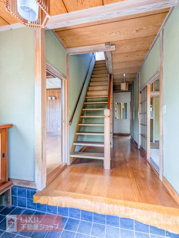 自然の曲線と厚みをそのまま活かした重厚な一枚板の上がり框が素敵な玄関です。