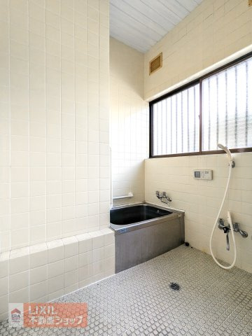 大きい窓があり、換気がしっかりできる明るいバスルームです♪