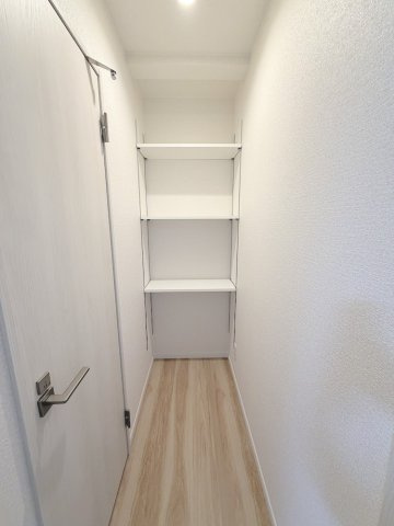 【1号棟】廊下にある収納です。1階は収納不足がよく起こるところなのでこういった収納は重宝しそうです。