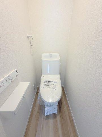 【1号棟】清潔感のある快適なトイレ空間。お手入れがしやすく、心地よい環境を保てます。
