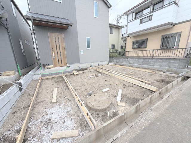 【1号棟】外構工事中ですが、お車を2台所有の方も安心の並列駐車スペース。日常使いからセカンドカーまで快適に駐車できます。