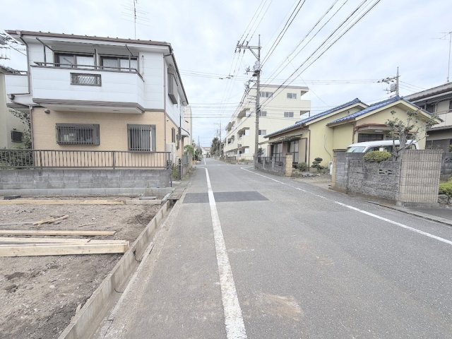 前面道路は幅員にゆとりがあり車庫入れもスムーズ。見通しが良く防犯面も安心です。