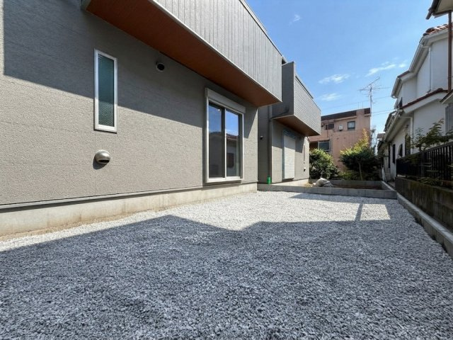 【1号棟】手入れがしやすく使い勝手の良いじゃりのお庭。ちょっとしたガーデニングや倉庫置き場、気分転換にも最適です。