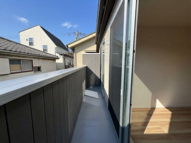 【1号棟】広さにゆとりのある南向きの開放的なバルコニー。洗濯物をたっぷり干せます。
