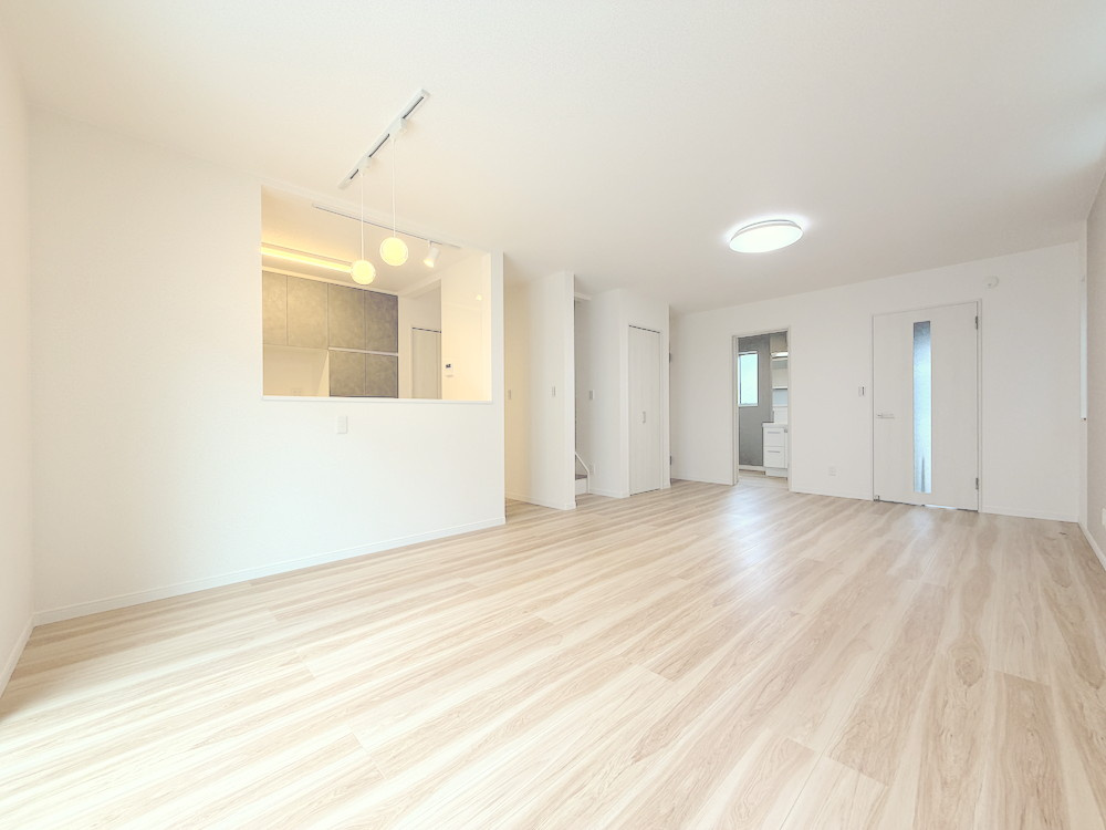 【1号棟・19.25帖】家族が集う開放的なリビング。自然光が注ぎ込む明るい室内で快適に過ごせます。