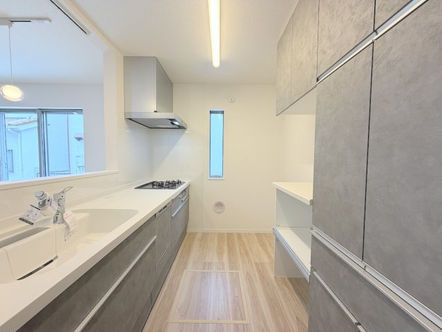 【1号棟】使い勝手の良いシステムキッチン。豊富な収納と広々スペースで毎日の調理が快適です。