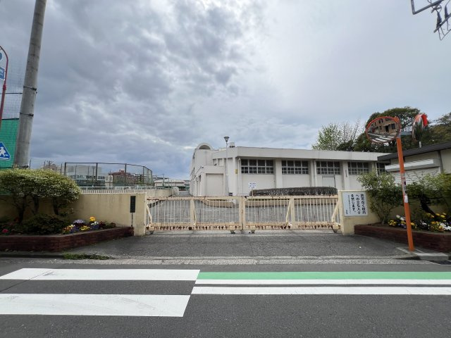 徒歩約2分で港南中学校がございます。