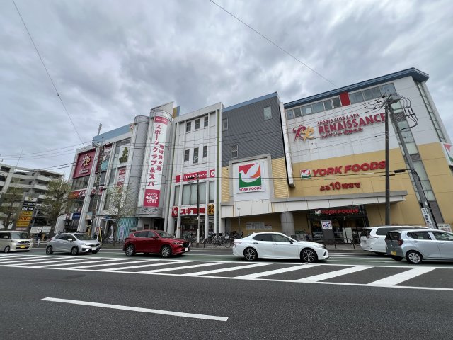 徒歩約4分でヨークフーズなどショッピングモールがございます。