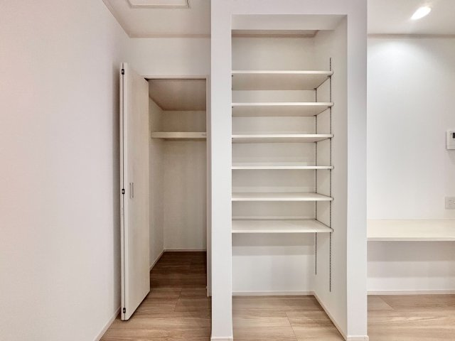 キッチンには可動棚のついた収納と扉付で枕棚のついた収納があり、調理器具やストックの置き場として使うことができ大変便利です！