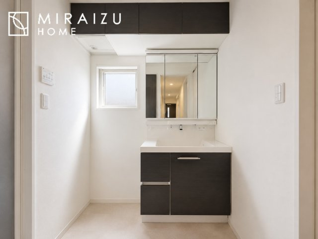 ※家具消し処理をしている関係で実際の形状と異なる箇所がある場合がございます、洗面台です。収納棚もとても充実しております。コスメが大好きな奥様も、女子力高いご主人様もきっとご満足いただける収納力です。