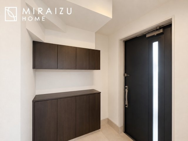 ※家具消し処理をしている関係で実際の形状と異なる箇所がある場合がございます、いってきます♪ただいま♪明るい声が聞こえてきそうな玄関。ナチュラルなカラーがとても清潔感のある造りです♪