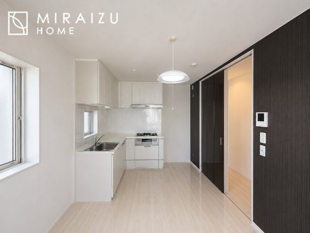 ※家具消し処理をしている関係で実際の形状と異なる箇所がある場合がございます、陽当たりが心地の良いリビング空間です。