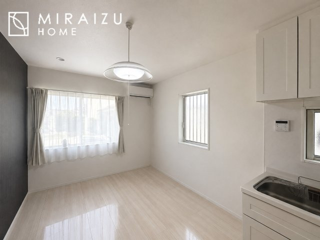 ※家具消し処理をしている関係で実際の形状と異なる箇所がある場合がございます、大きな窓が特徴のリビングでは、太陽光も沢山取り込むことが出来てお家の中にいても日光浴が可能ですね、開放的な空間です。
