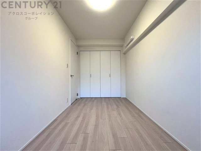 明るい色合いのフローリングとクロスを使用した洋室は家具やインテリアとも調和しやすく空間が広く感じられ開放感を生み出します。自然光を効果的に反射し、室内を明るく保つため、日中の照明使用を抑えられます。