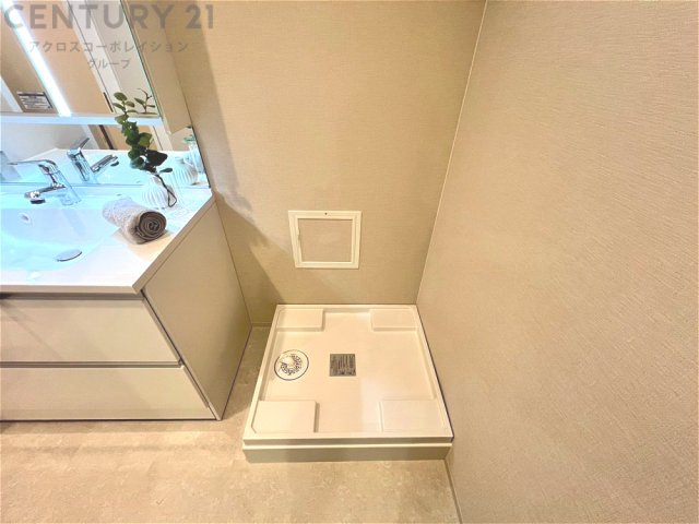 洗濯物の仕分け作業がしやすく、整理整頓が容易になります。洗濯音や湿気を他の部屋に持ち込まず、生活環境を快適に保ちます。上部を活用すれば収納スペースを確保でき洗剤や洗濯用品の整理もしやすくなります。
