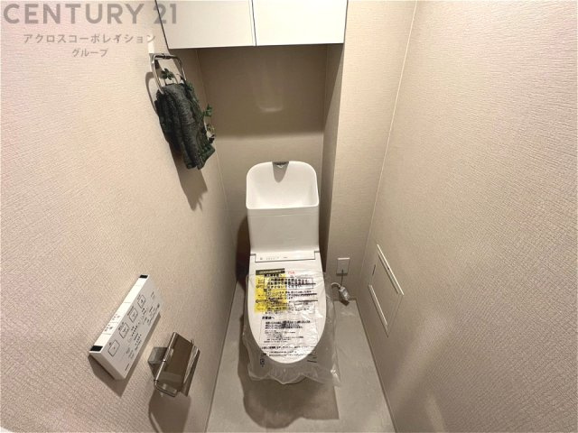 温水洗浄便座付トイレは温水洗浄機能により、暖かい水でおしりを洗浄することができ、冷たい水を使う従来の便座に比べ、温水洗浄機能で暖かいトイレを提供し、快適な使用を可能にします。