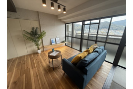 朝日プラザ浜大津　天然木フルリノベーションの外観