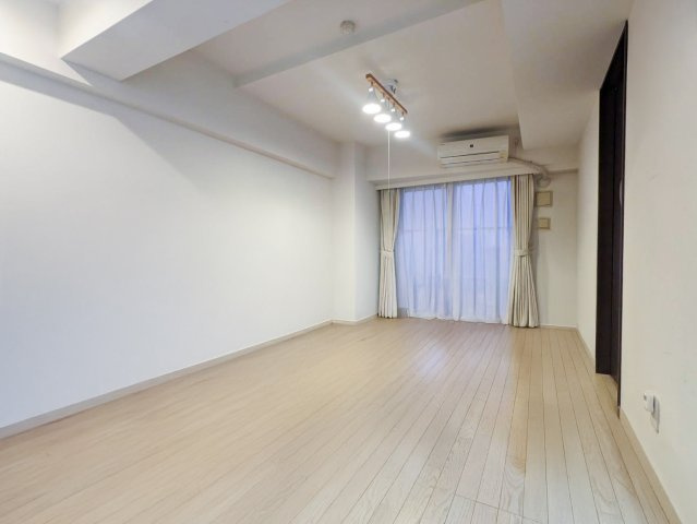LDK部分は家具の配置がしやすい長方形タイプです。　※CG加工にて家具・小物等を消去しております。