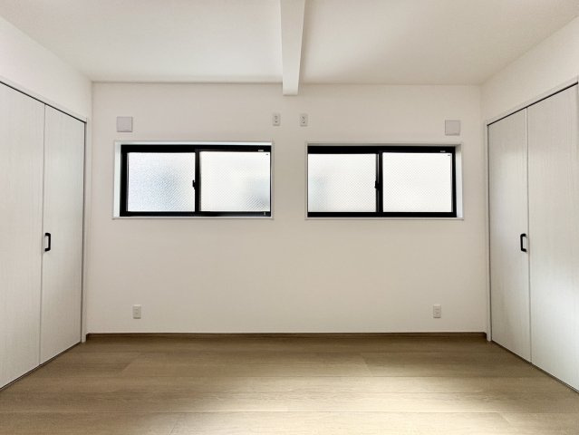 約8.0帖の洋室は4帖ずつのお部屋に区切ることも可能です。（別途費用）