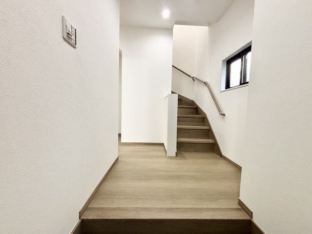 玄関も広々としており、朝の忙しい時間も問題ございません。