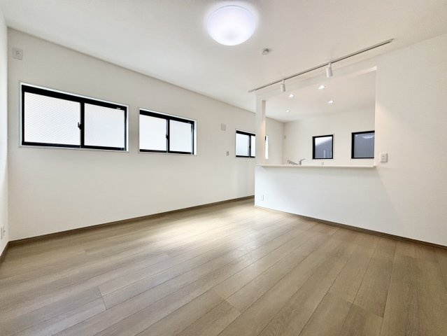 約14.5帖のリビングダイニングは南からの日もしっかり入り明るいお部屋になっております。