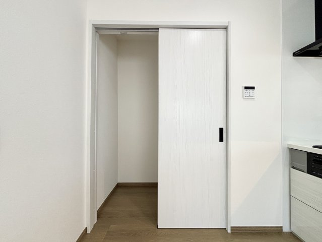キッチン横にはうれしいパントリーがございます。
