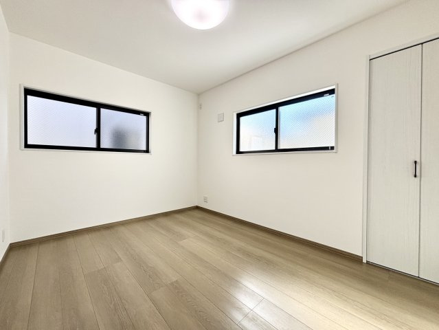 2階の約6.0帖の洋室も日当たりが良いお部屋となっております。