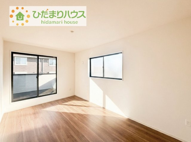 バルコニーに面していて、たっぷり光りの入る明るい主寝室です！