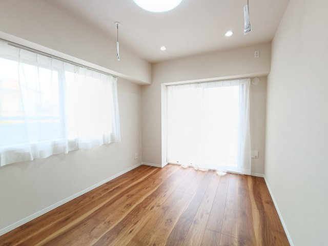 【洋室約6.0帖】　バルコニーに面した明るいお部屋です。陽気に楽しみ、やすらぐ室内。