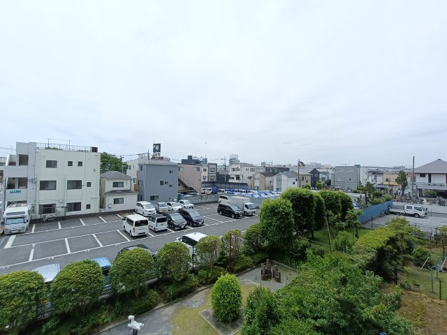 【眺望】　遮るものの少ない眺望です。家事やお仕事の合間に、外の空気を吸うのにぴったりです。