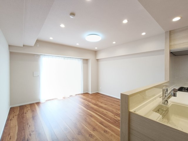 【LDK約13.6帖】　キッチンに立ちながら、リビングの様子を感じられる間取りです。　