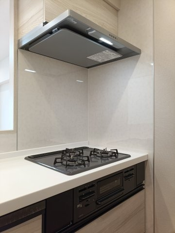 【3口コンロ】　3口コンロ、グリル付きでお料理のレパートリーも増えそうです。