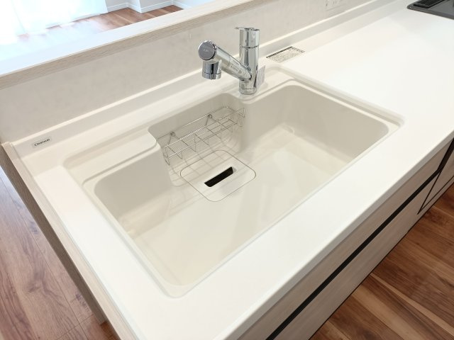 【シンク】　人造大理石のシンクは天板との継ぎ目がないためお手入れがラクラク♪