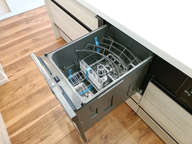 【食洗器】　手肌に優しく、家事の時短にもなる食洗機を完備。