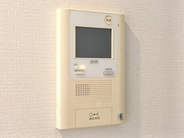 【TVモニター付きインターフォン】　訪問者の顔を見ることができるので、安心してドアを開けられます。