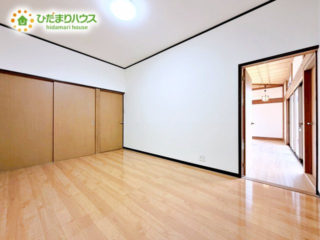 木目のフローリングが暖かみのある室内に。明るい寝室で心地のいい朝を迎えられそう。
