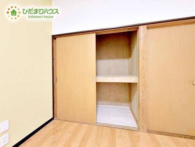 サイズの大きなアイテムも収納できる押入れ付きです！