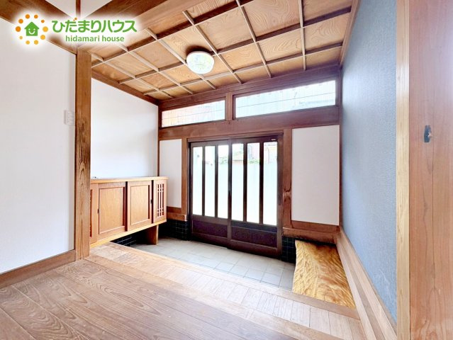 住まう人も来客も入った時にワクワクさせてくれる和テイストな玄関♪　収納もたっぷりあるので、靴がたくさんあっても安心！