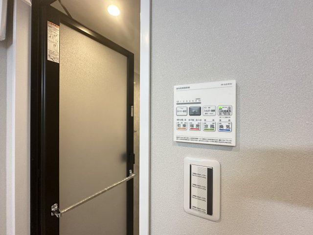 実は後から付けようとすると大変な設備のひとつです。暖房乾燥機付きの為、冬も快適ですよ。