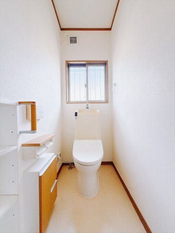 ■トイレ｜自然光が入る落ち着いた空間です。ついつい長居してしまいますね♪収納も豊富です♪
