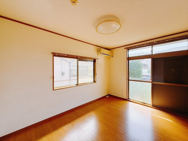 ■洋室｜明るさと開放感を感じられる、快適な住空間(^^♪自然光に包まれ、毎日を気持ちよく過ごせる一室です♪