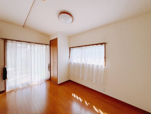 ■洋室｜ナチュラルカラーの床です。模様替えなどとても楽しく工夫できます♪陽当たり、風通しもとても良いので毎日快適な生活スタートです！子供部屋にも良いですね♪
