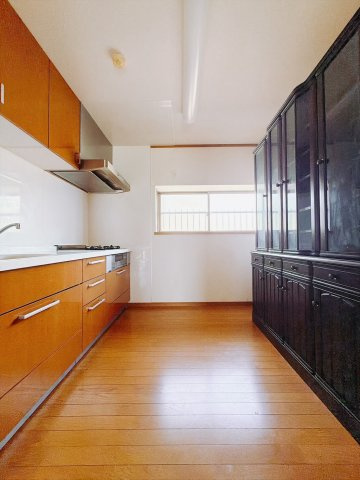 ■キッチン｜何かと散らかりがちなキッチン…備え付けの棚は嬉しいですね♪いつでもスッキリとお片付け上手に！！