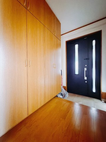 ■玄関｜家族みんなの靴が丸々しまえます♪これからお子様が大きくなっても安心ですね。靴をしまって、すっきりとした玄関で開放感も味わえます。