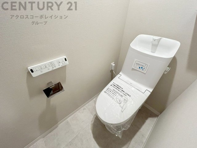 温水洗浄便座付トイレは温水洗浄機能により、暖かい水でおしりを洗浄することができ、冷たい水を使う従来の便座に比べ、温水洗浄機能で暖かいトイレを提供し、快適な使用を可能にします。