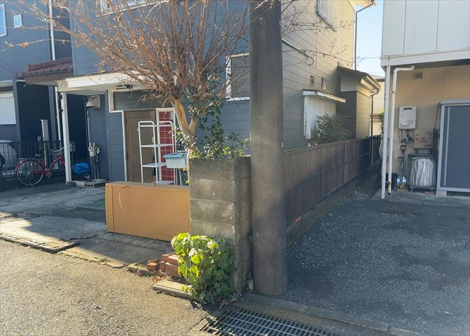土地の前の道路に消火栓が設置されていることがあります。この場合、道路交通法第45条第1項により、駐車禁止の場所が指定されています。そのため、車庫などの駐車スペースをつくることができない場合があります。
