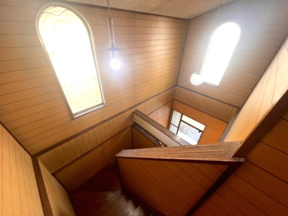 お洒落な吹き抜け階段です。